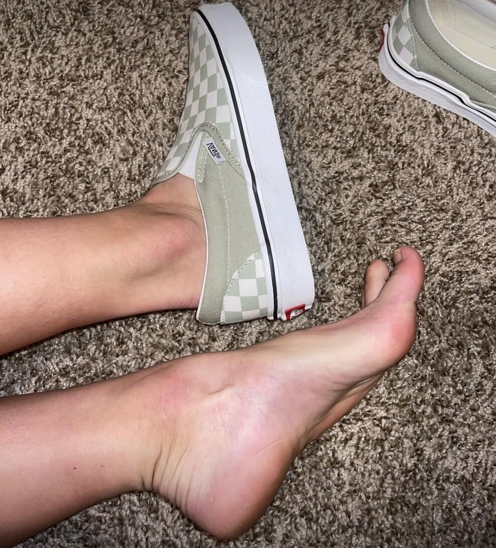Kristin eliminando zapatos que muestran sus dedos naturales sexy, sin polacos