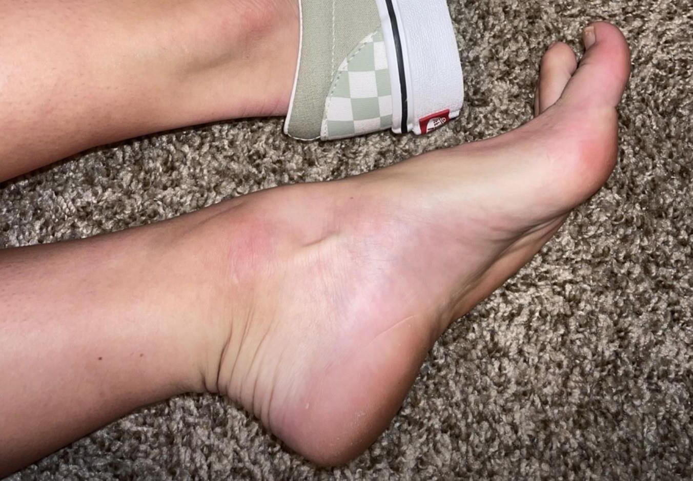 Kristin eliminando zapatos que muestran sus dedos naturales sexy, sin polacos