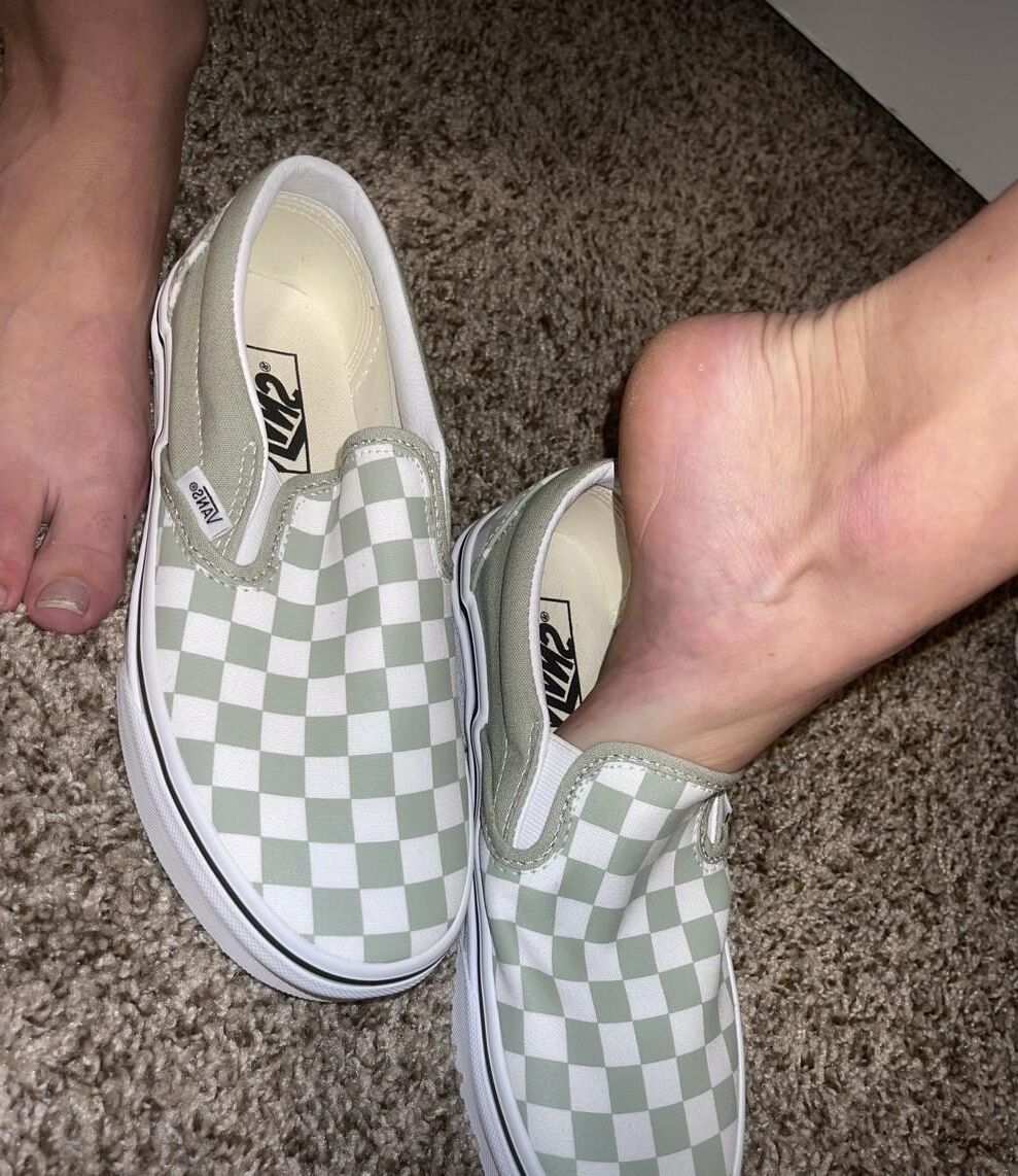 Kristin eliminando zapatos que muestran sus dedos naturales sexy, sin polacos