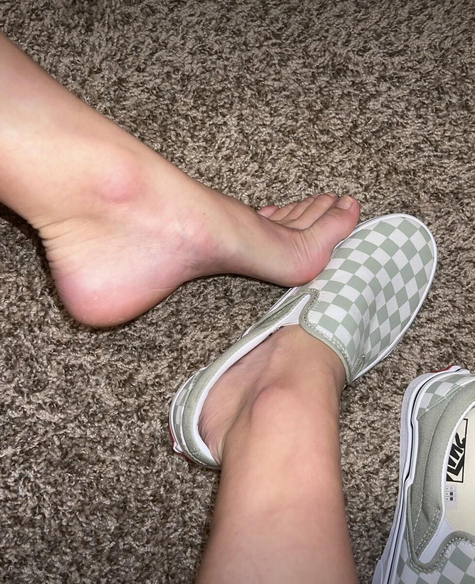 Kristin eliminando zapatos que muestran sus dedos naturales sexy, sin polacos