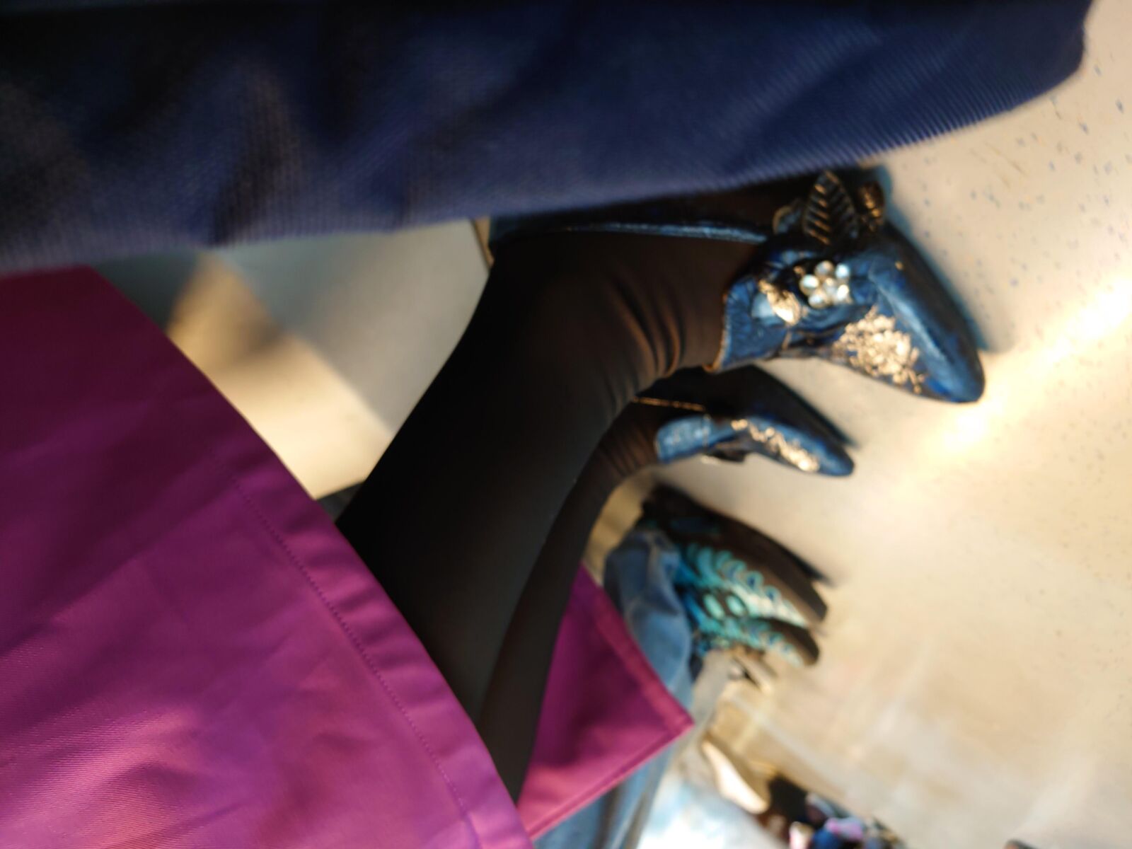 Nylons asiáticos en bombas elegantes