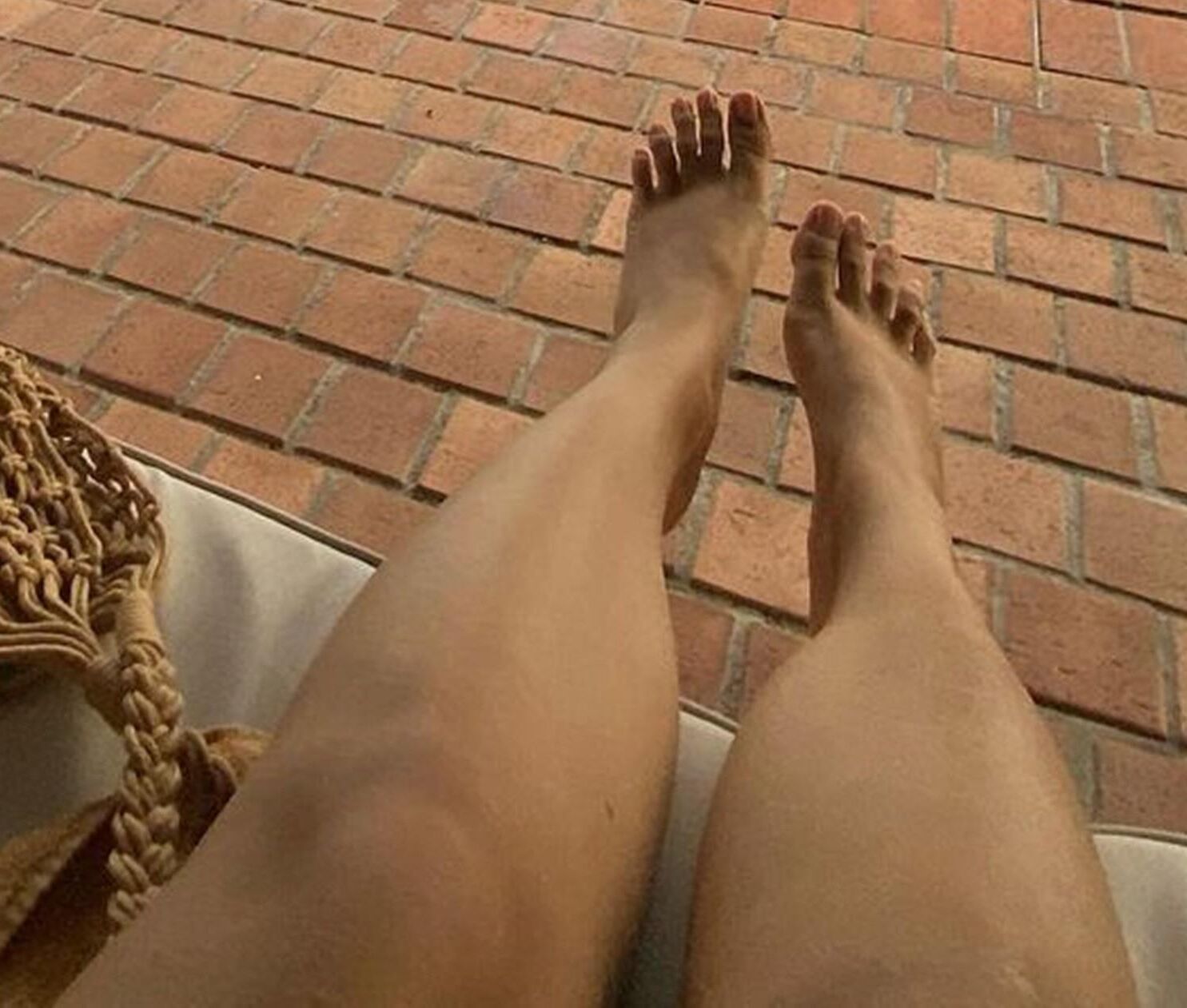 Disparos sinceros de milf cachondo que muestra sus gruesas piernas sexys