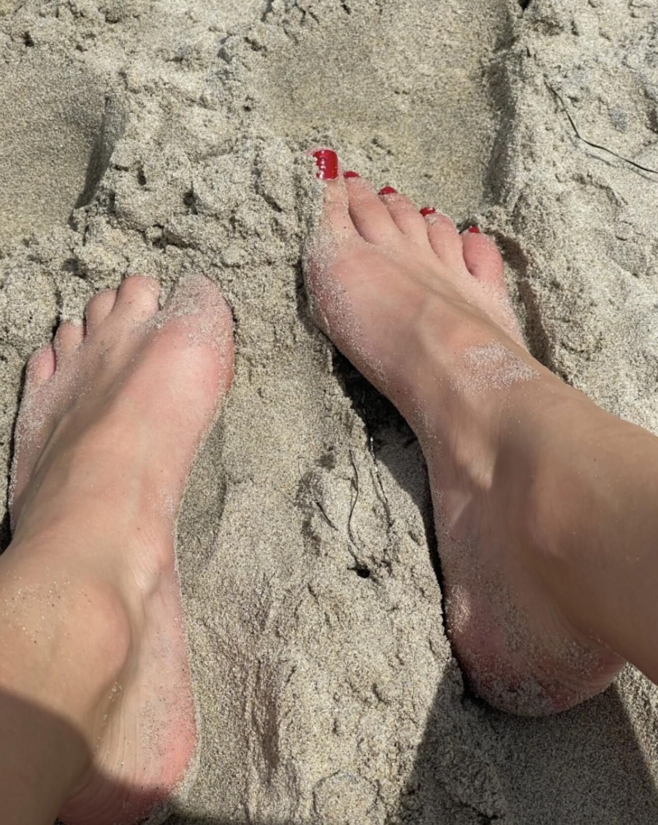 Kristin mostrando su bola drenando los dedos de los pies en la arena