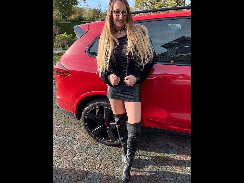 Helene wears her slutty boots