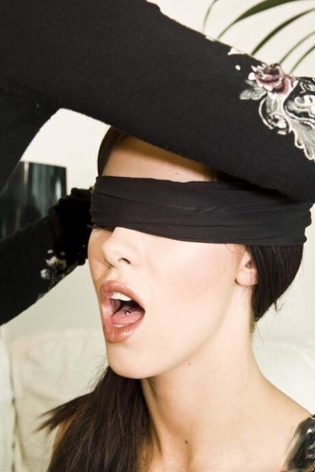 Mujeres con los ojos vendados
