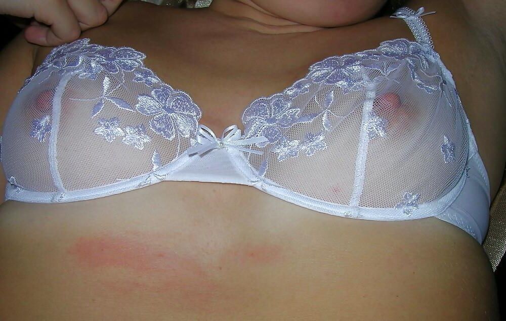 ブラジャーを着ている妻