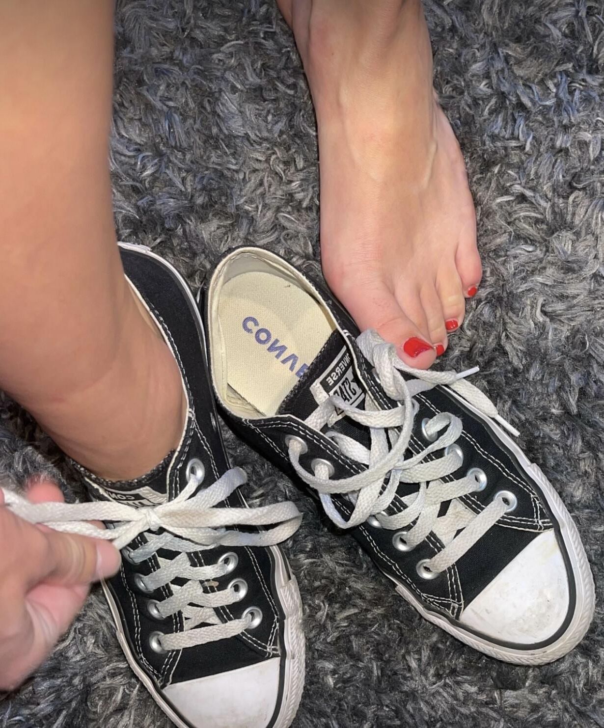 Los dedos rojos malolientes de Kristin salen de Converse sin calcetines