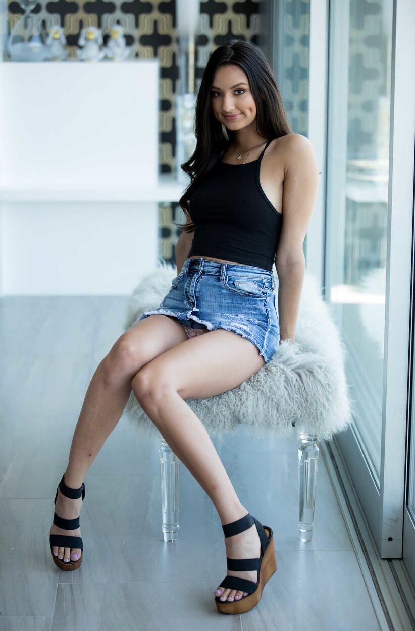 Chicas en zapatos de cuña