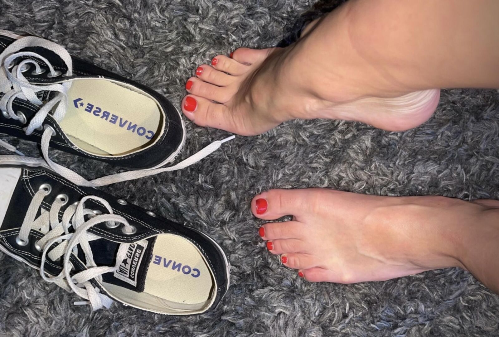 Los dedos rojos malolientes de Kristin salen de Converse sin calcetines