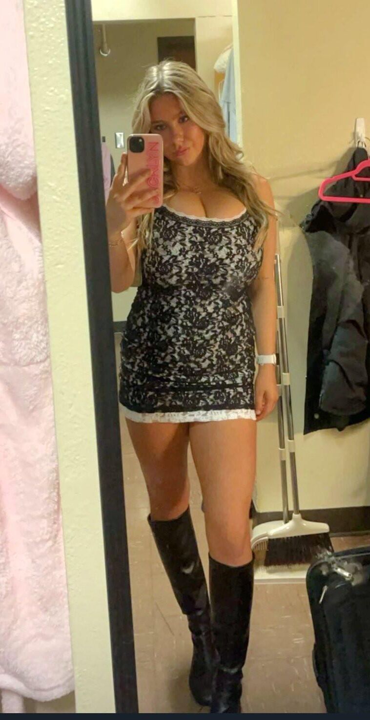 Jacklyn Busty American Teen Slut está mostrando las grandes tetas
