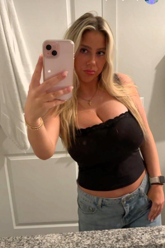 Jacklyn Busty American Teen Slut está mostrando las grandes tetas