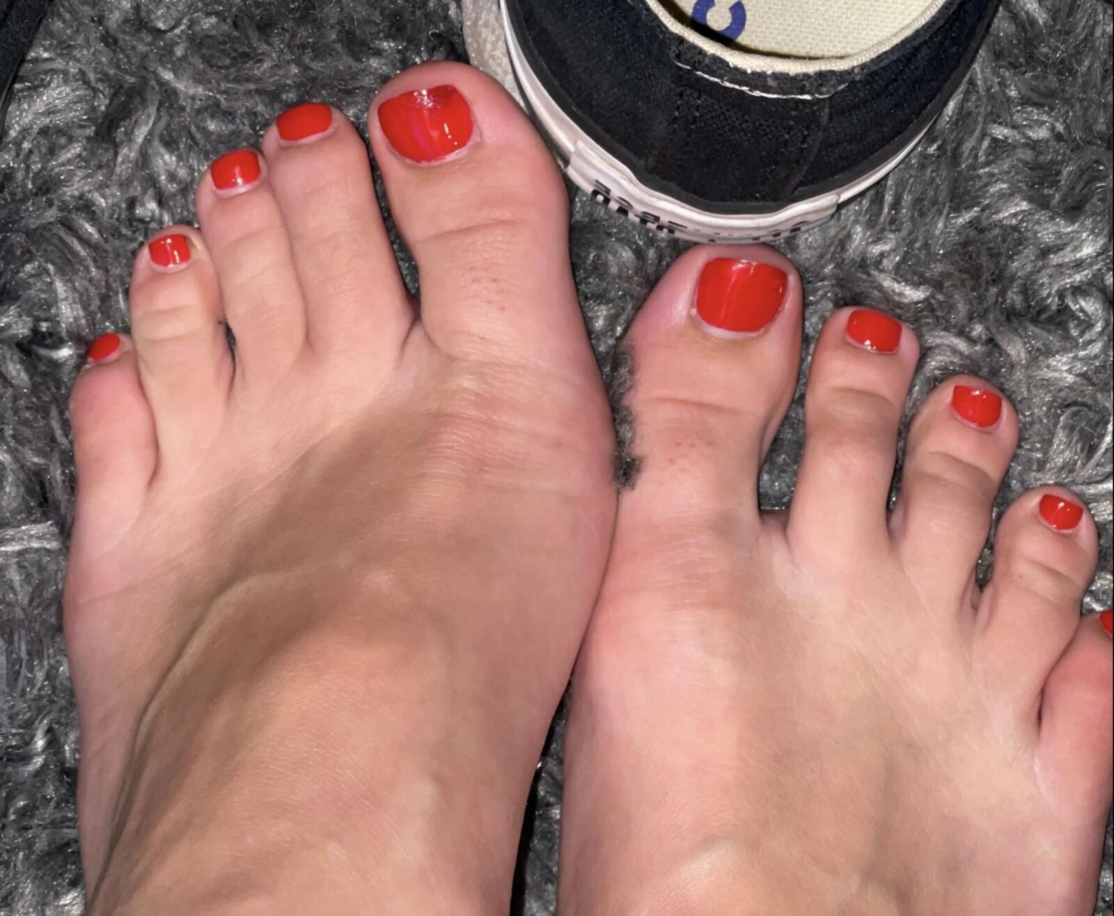 Los dedos rojos malolientes de Kristin salen de Converse sin calcetines