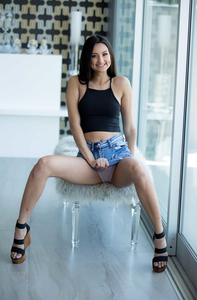 Chicas en zapatos de cuña