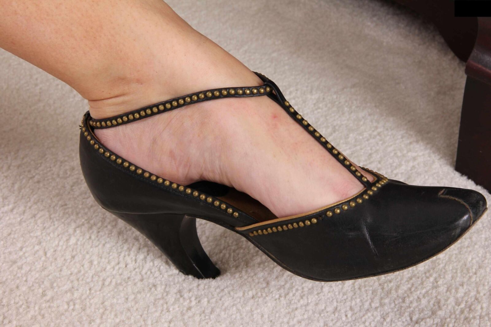 Costeros de pie descalzo con zapatos