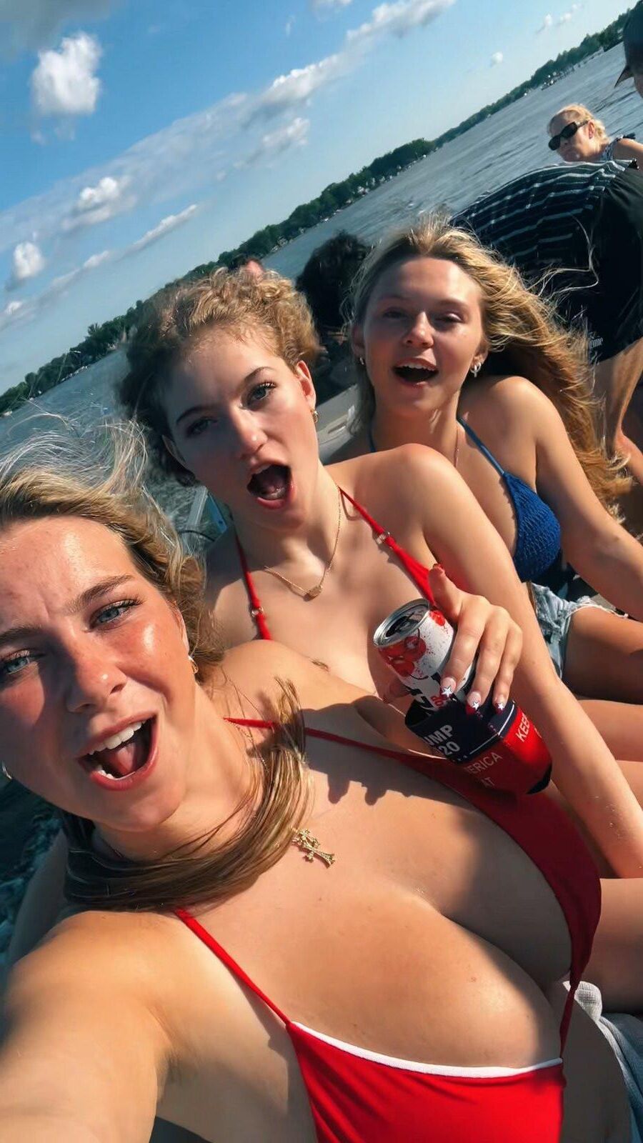 Jacklyn Busty American Teen Slut está mostrando las grandes tetas