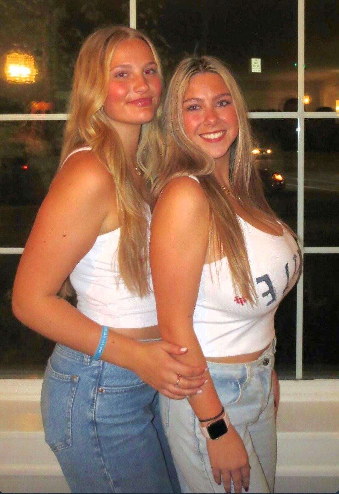 Jacklyn Busty American Teen Slut está mostrando las grandes tetas