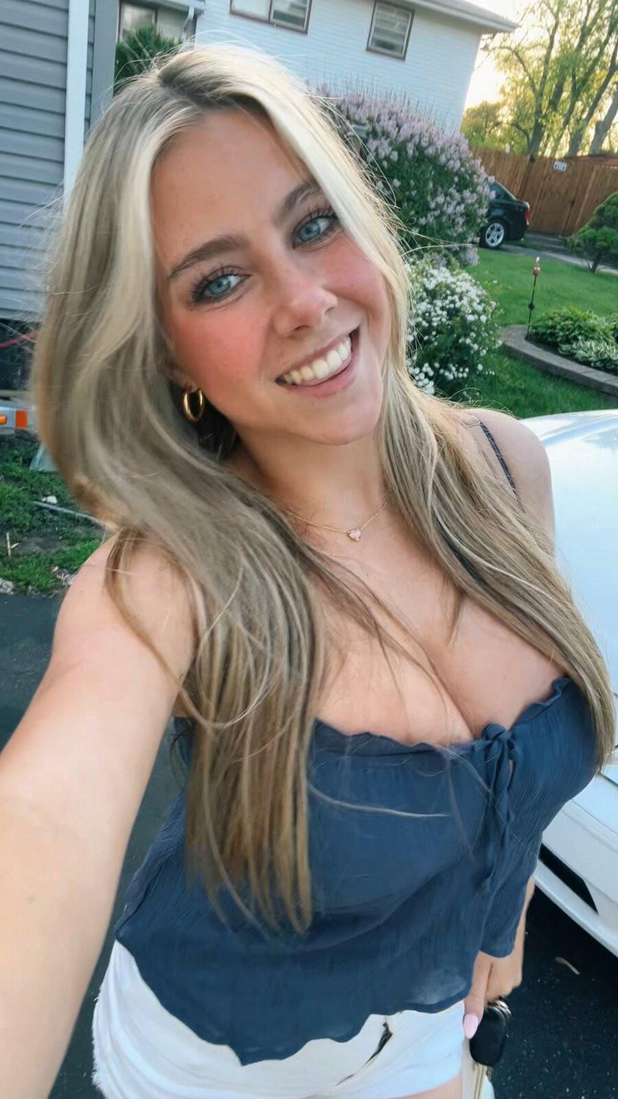 Jacklyn Busty American Teen Slut está mostrando las grandes tetas