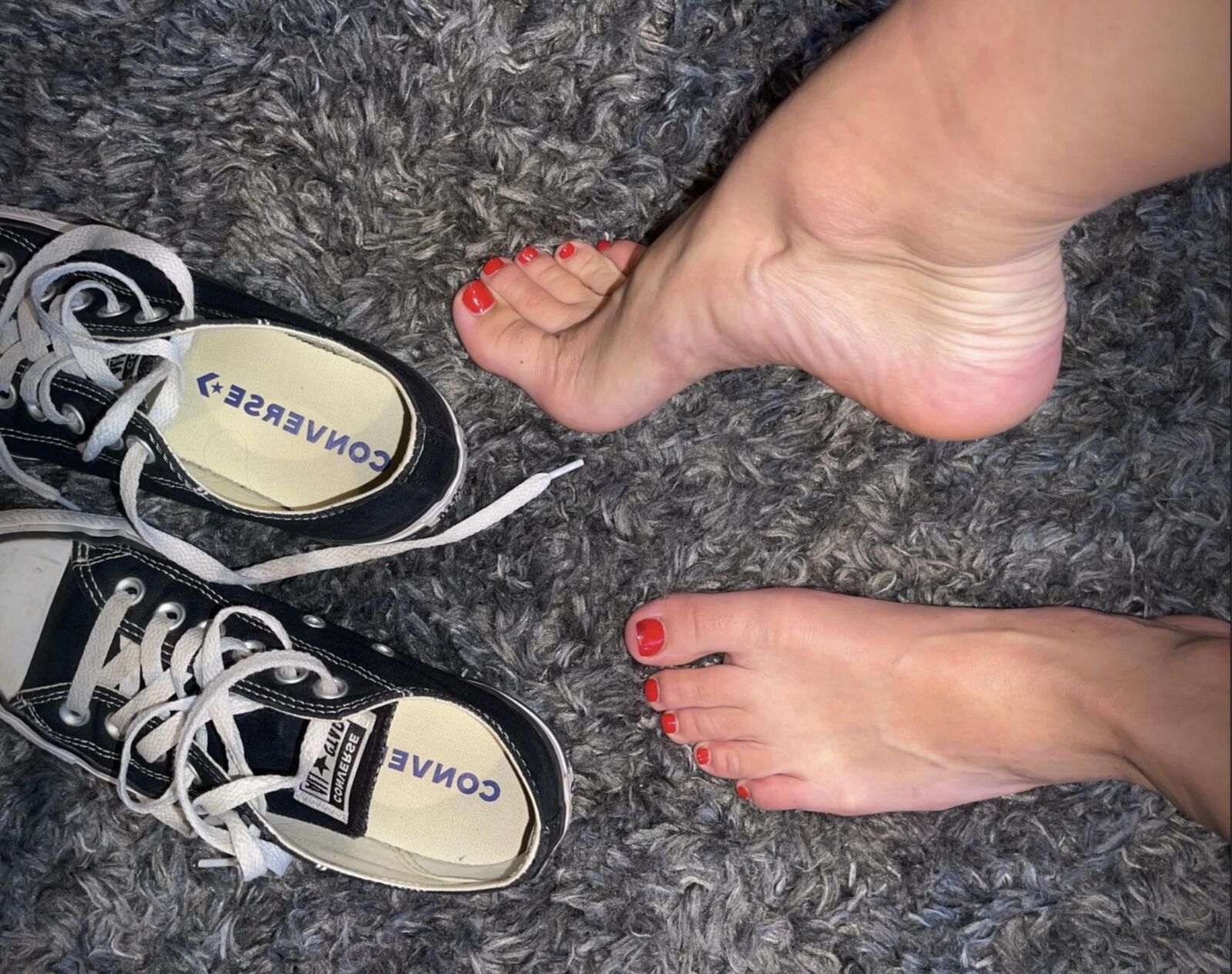 Los dedos rojos malolientes de Kristin salen de Converse sin calcetines