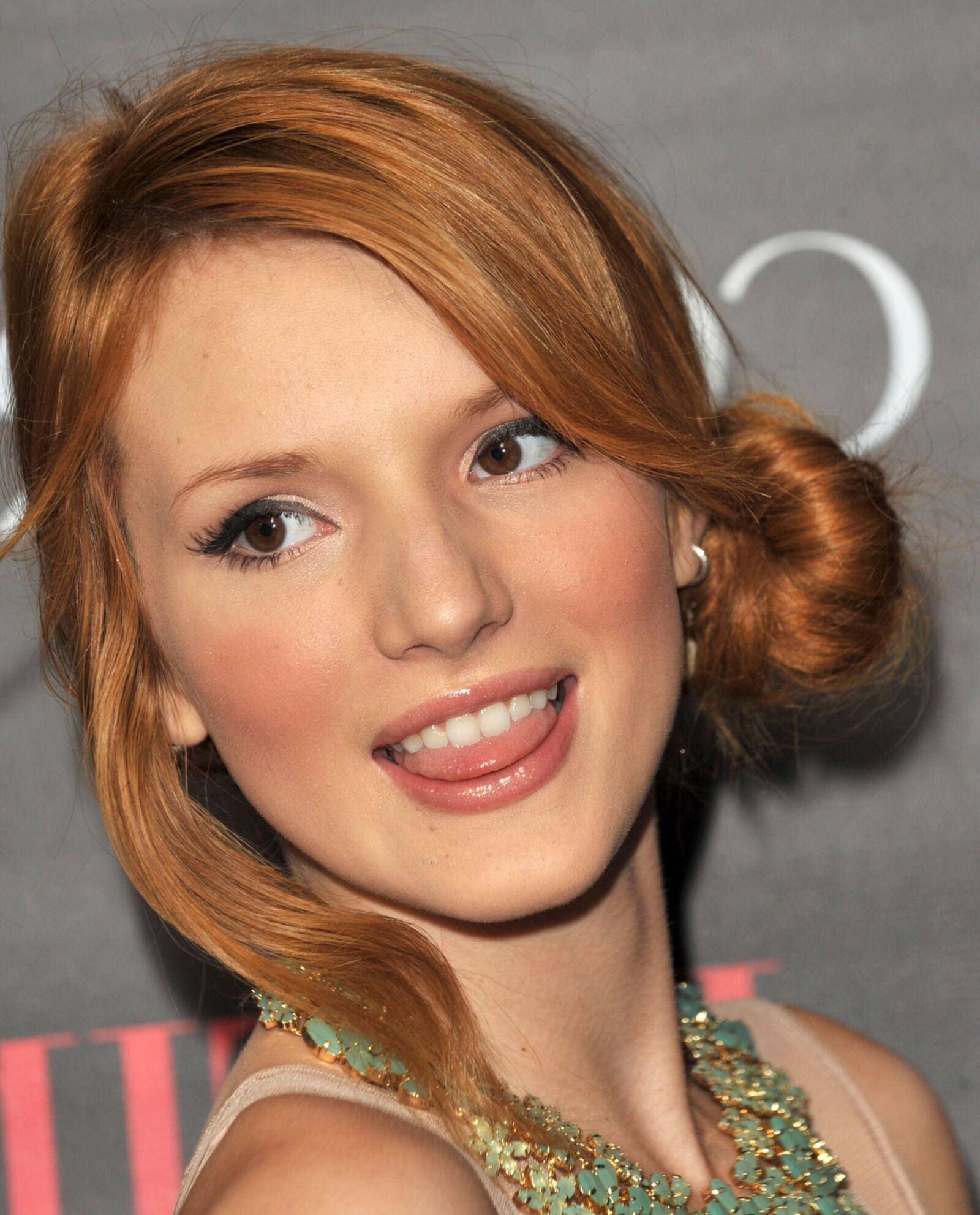Celeb adolescente Bella Thorne, curvas que impresionan no solo a los productores