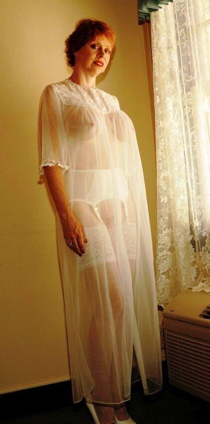 . Great MILFs and GILFs.