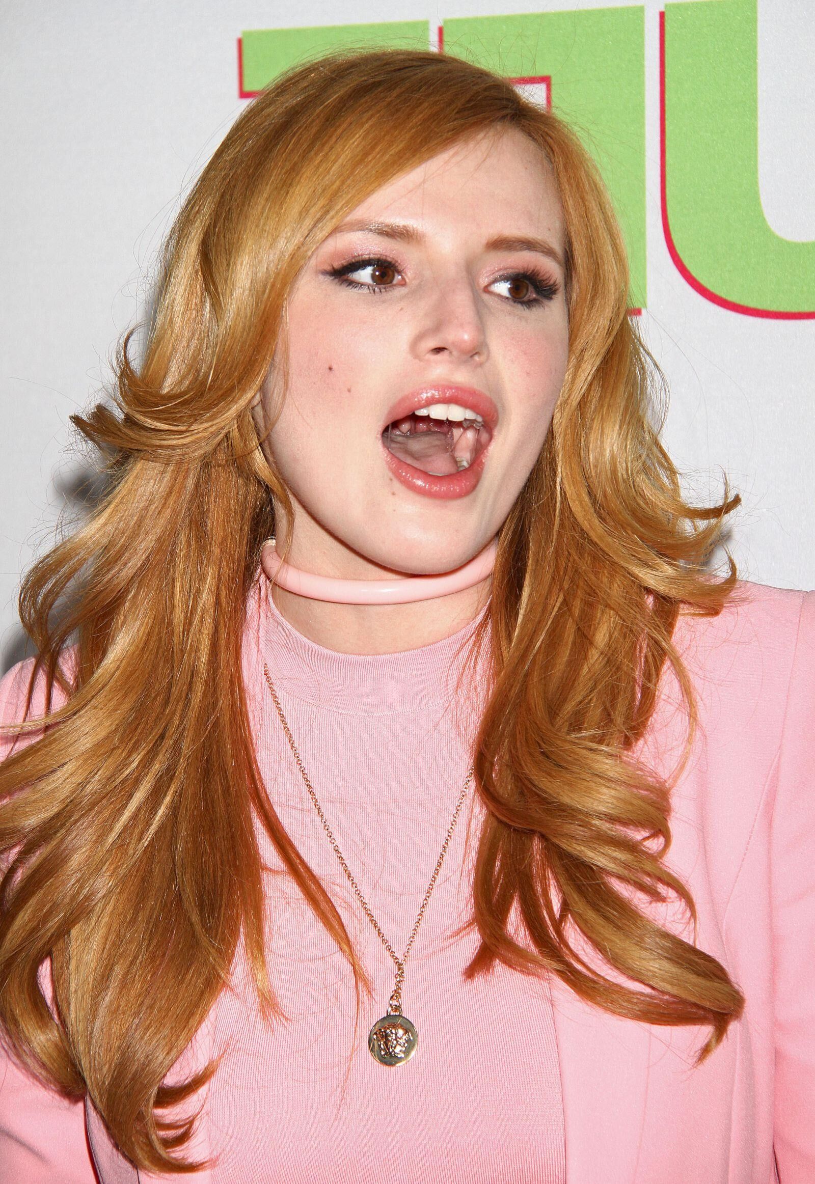 Celeb adolescente Bella Thorne, curvas que impresionan no solo a los productores