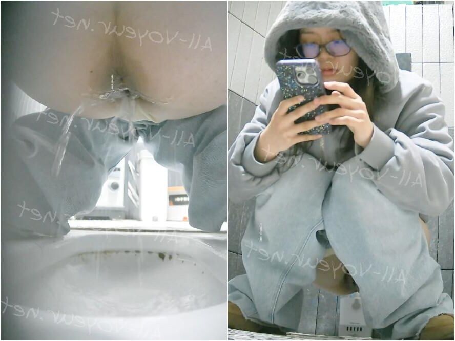 Front and back views Womam peeing Hidden Camera