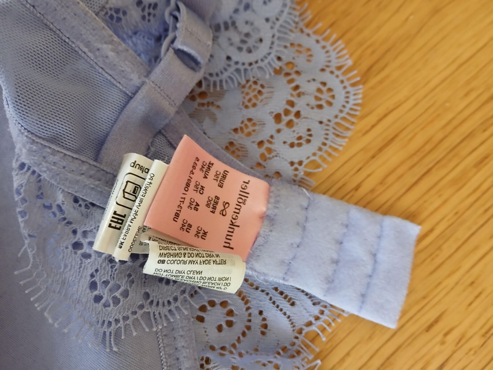 soutien-gorge usé de la salope du jeune voisin