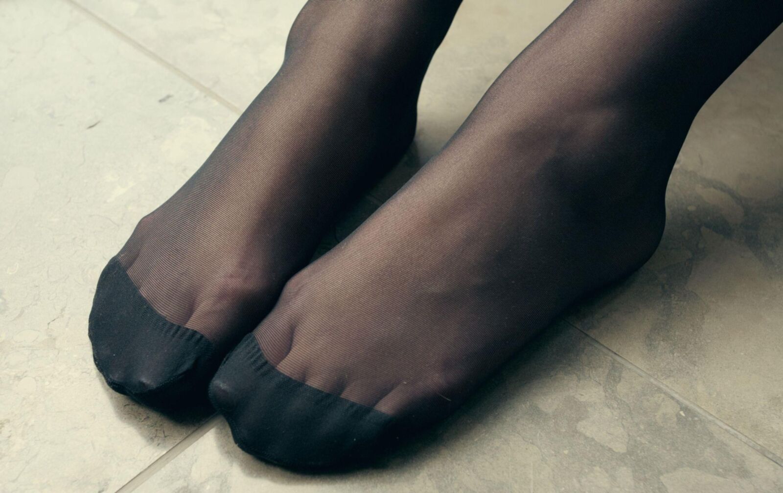 Pie de nylon apestoso de cerca, siente el aroma
