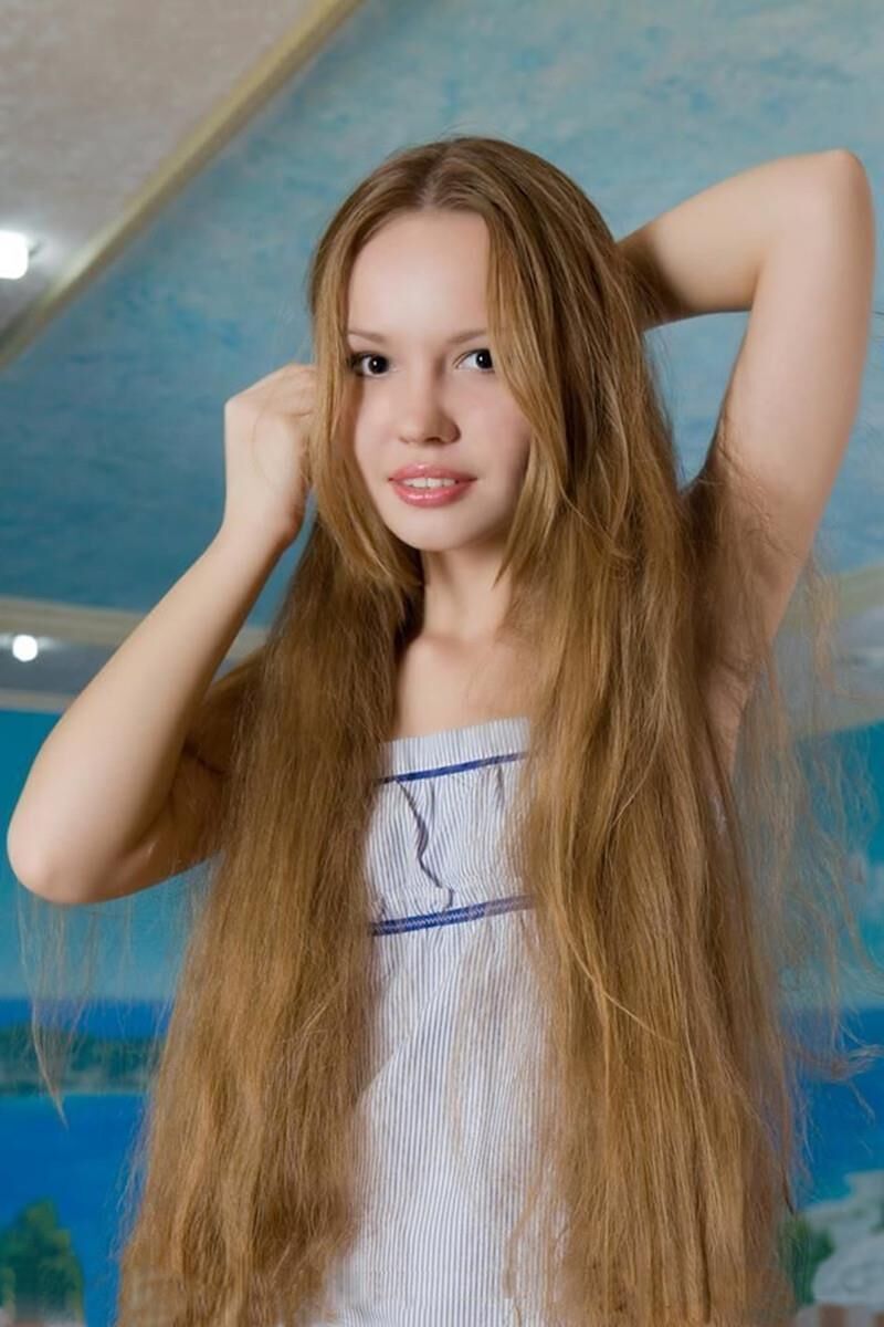 Длинные волосы девушки
