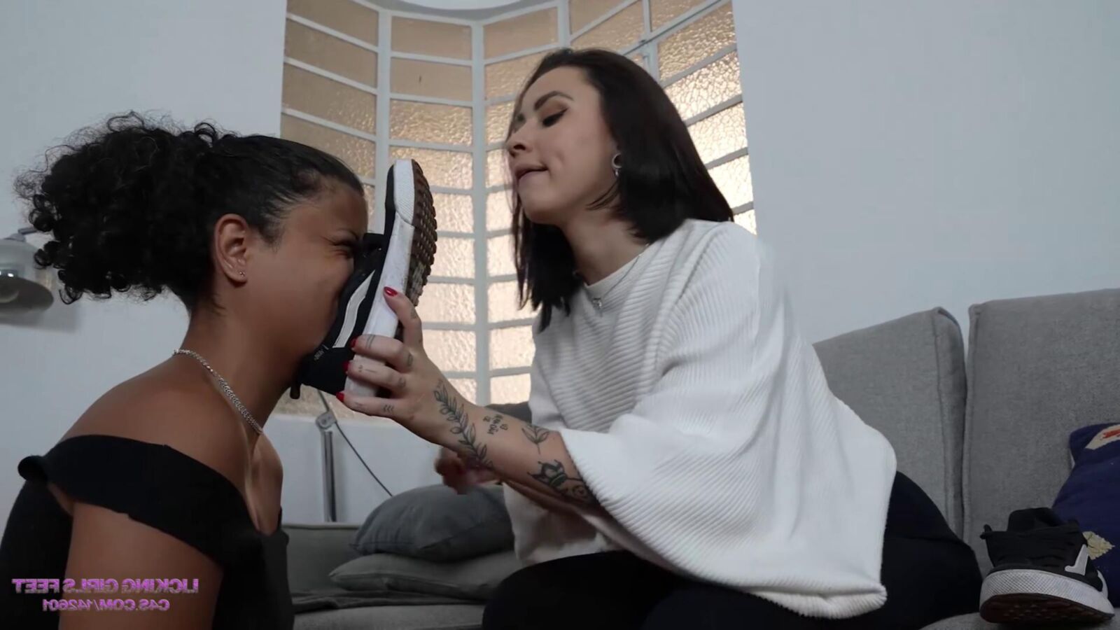 Maîtresse agressive humilie son esclave domestique