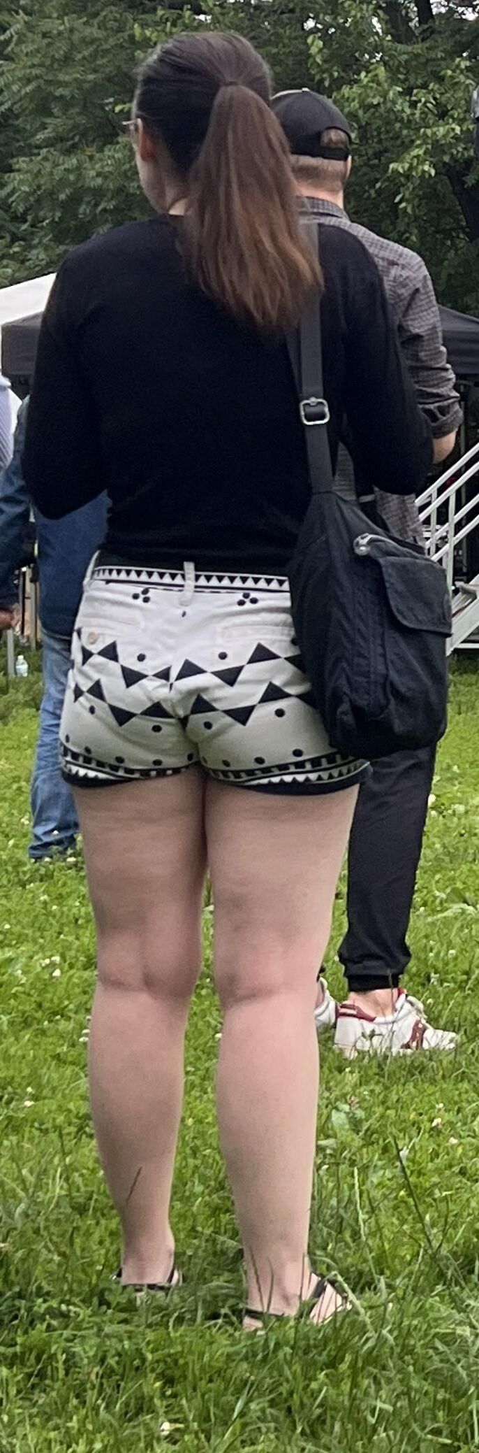 Ela está usando esses shorts com perfeição.