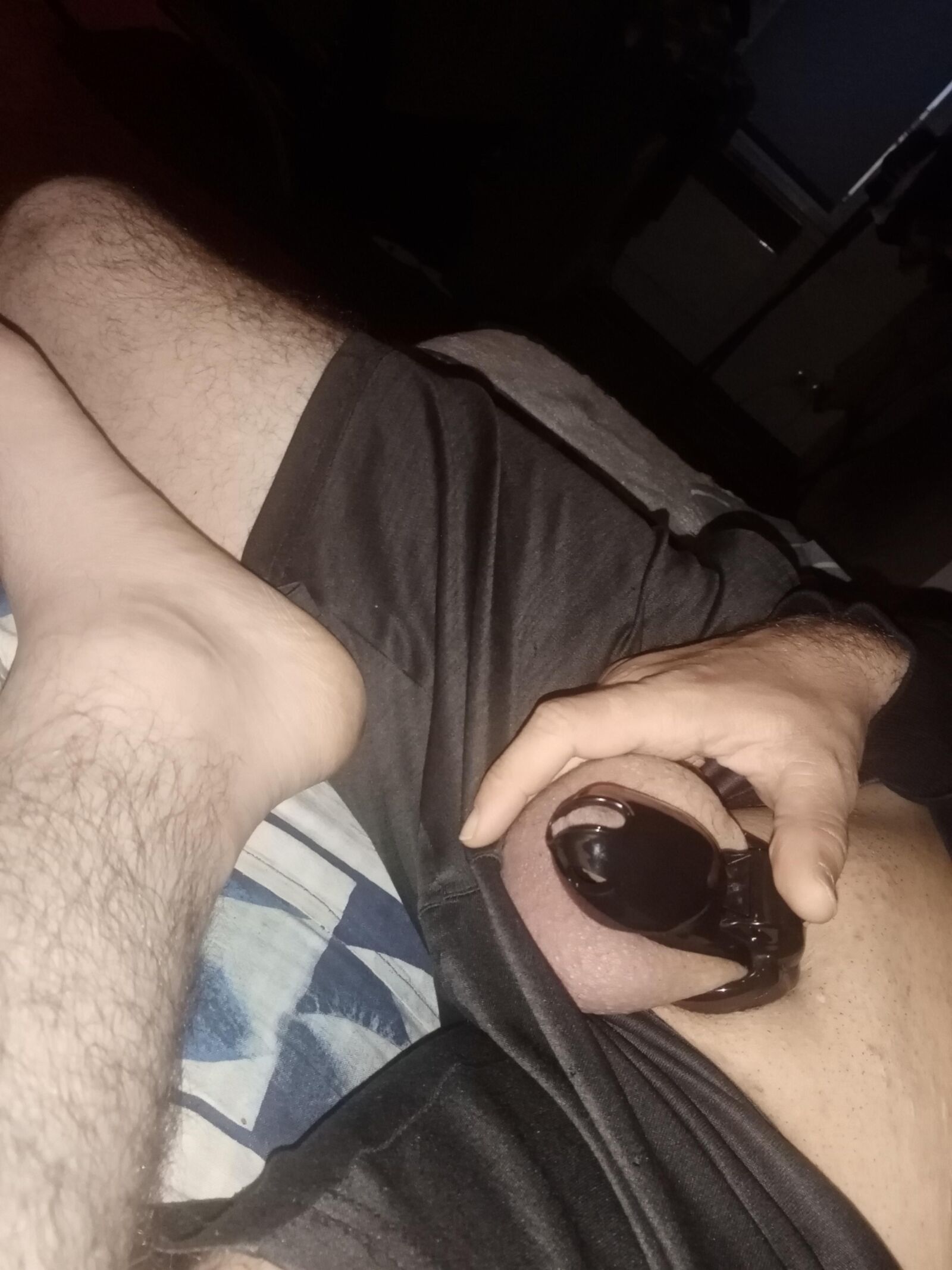 Greg en chasteté et short lisses!