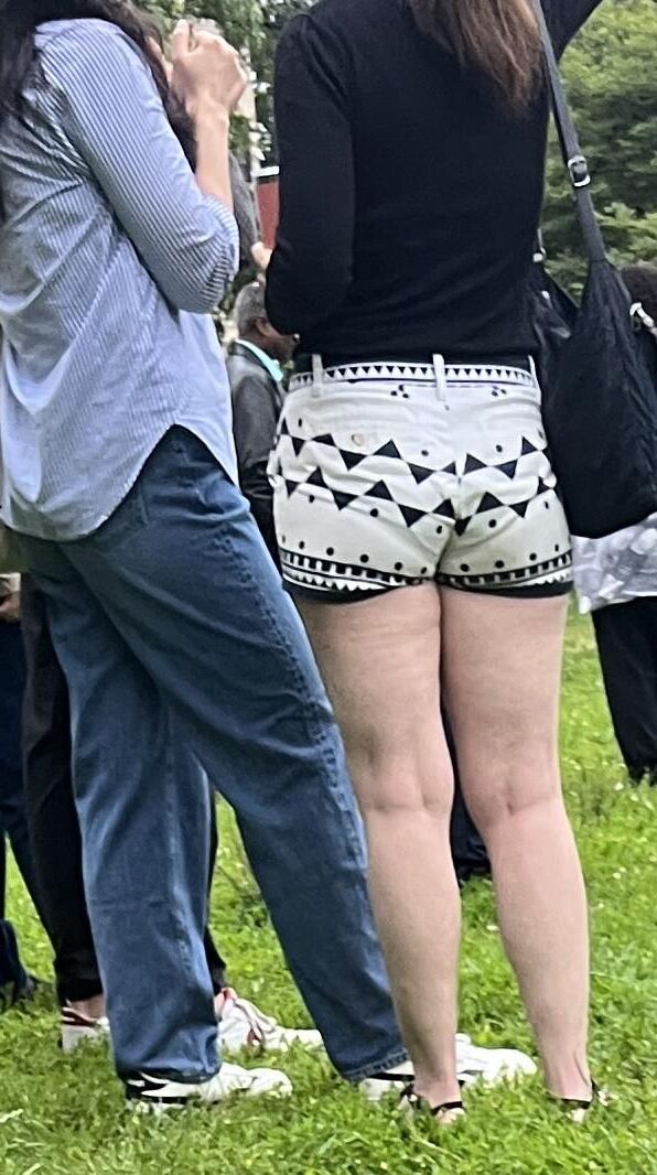 Ela está usando esses shorts com perfeição.