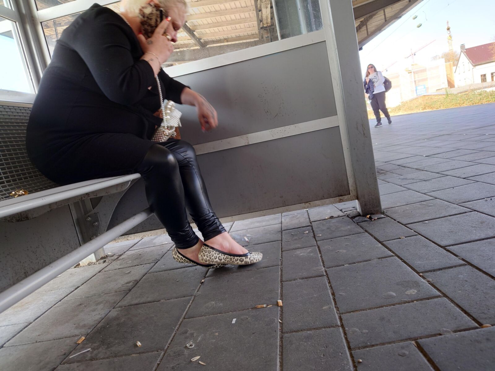 Ghetto salope dans des plats léopard usés