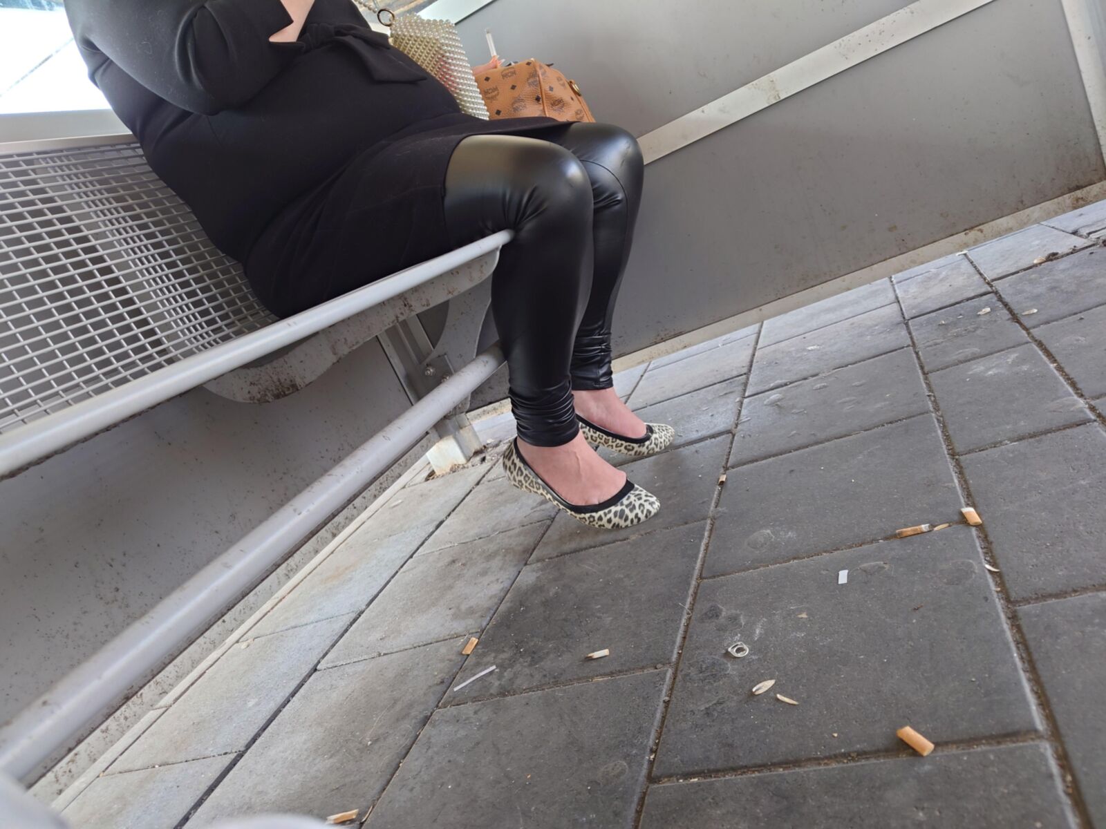 Ghetto salope dans des plats léopard usés
