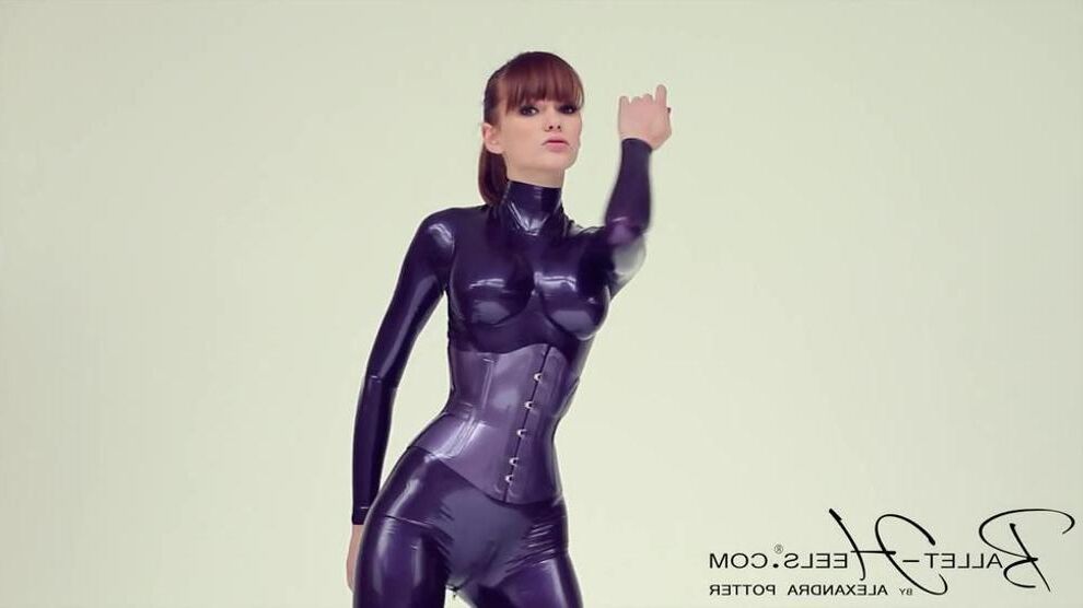 Alexandra Potter Latex e mais não nua