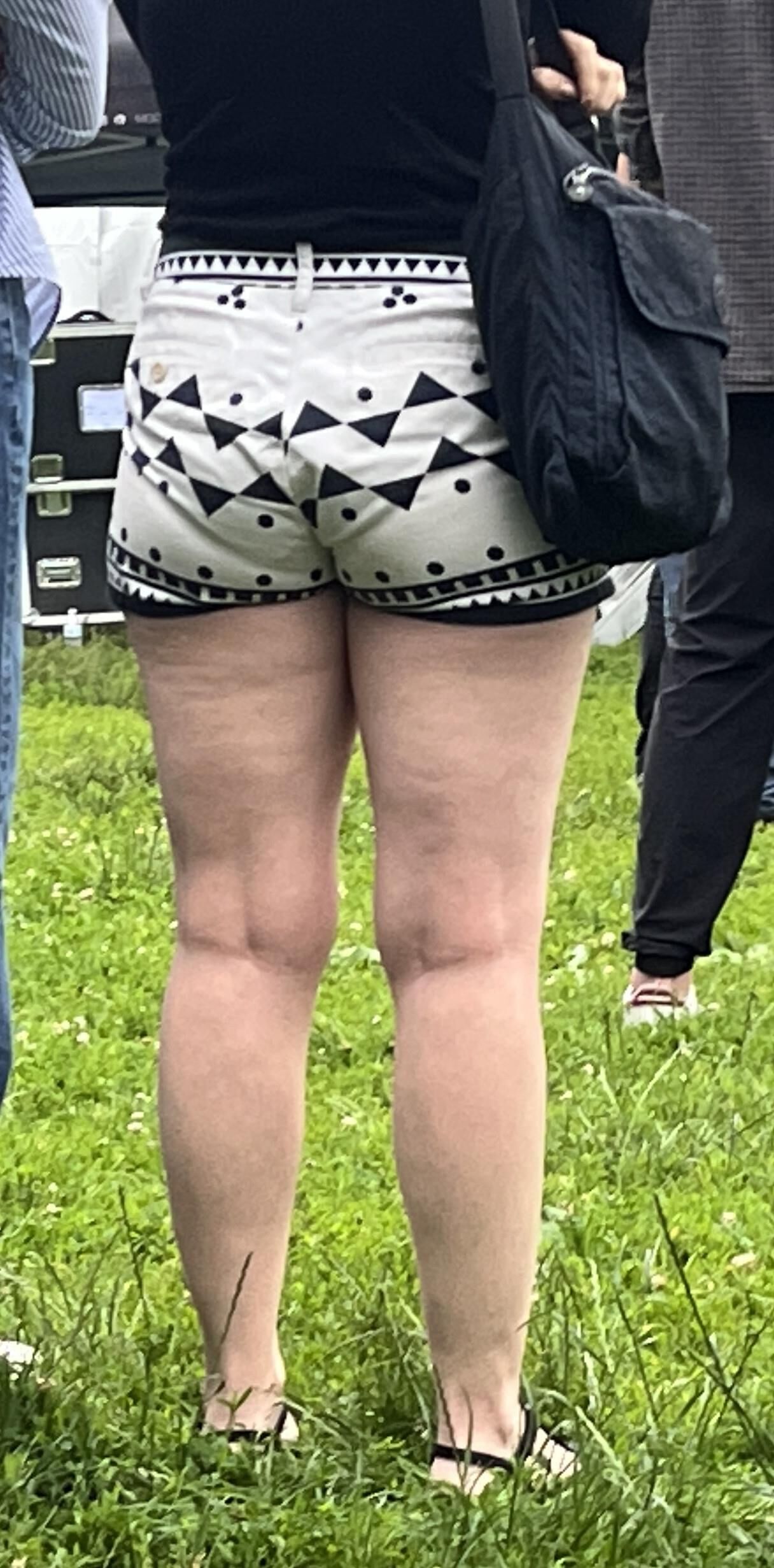 Ela está usando esses shorts com perfeição.