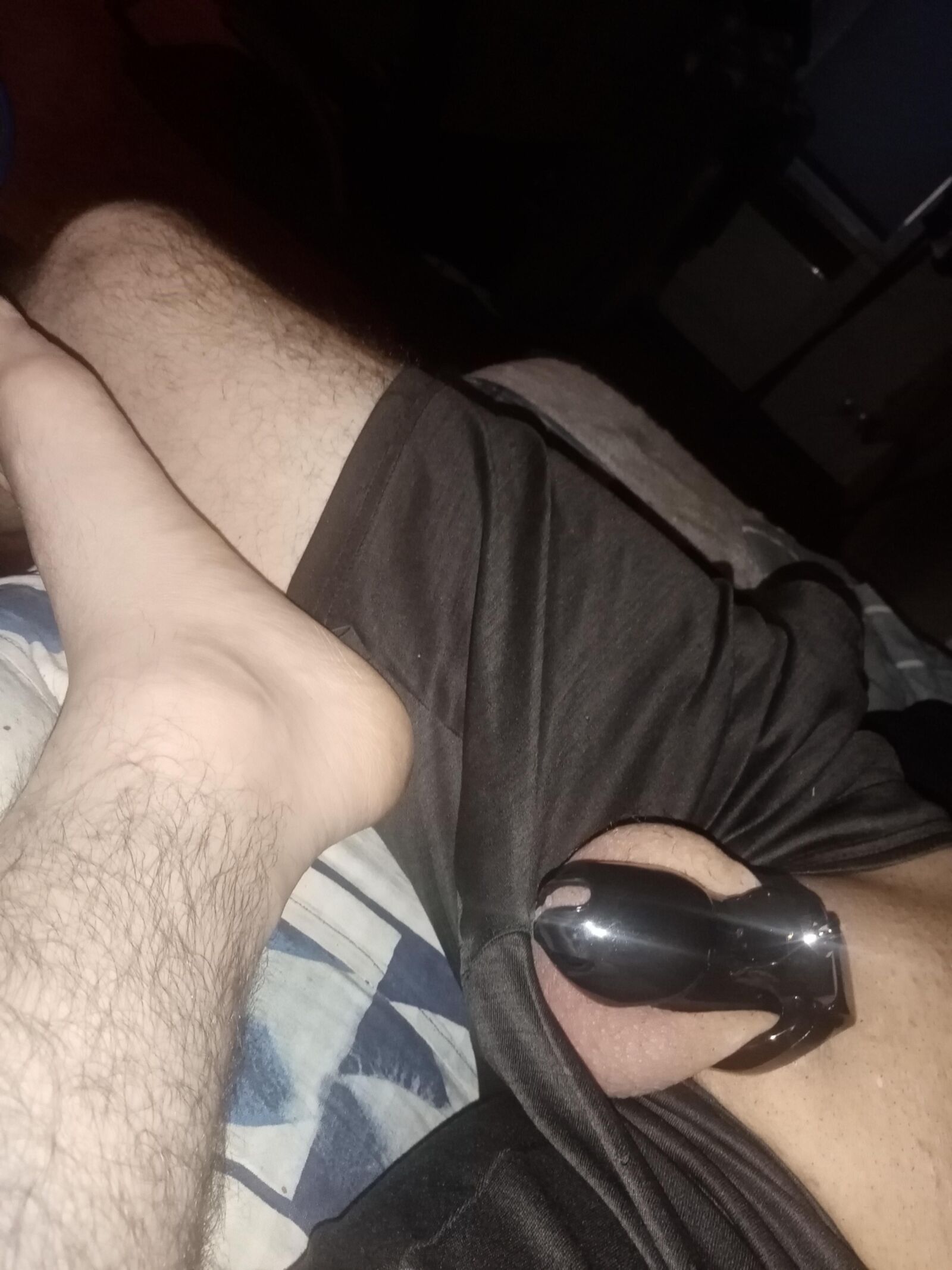 Greg en chasteté et short lisses!