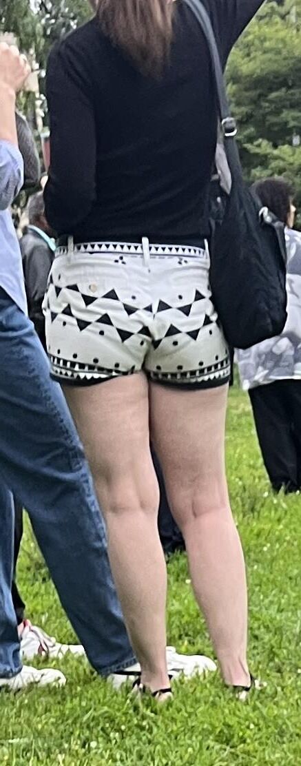 Ela está usando esses shorts com perfeição.