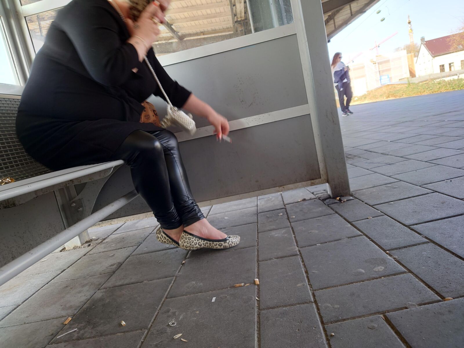 Ghetto salope dans des plats léopard usés