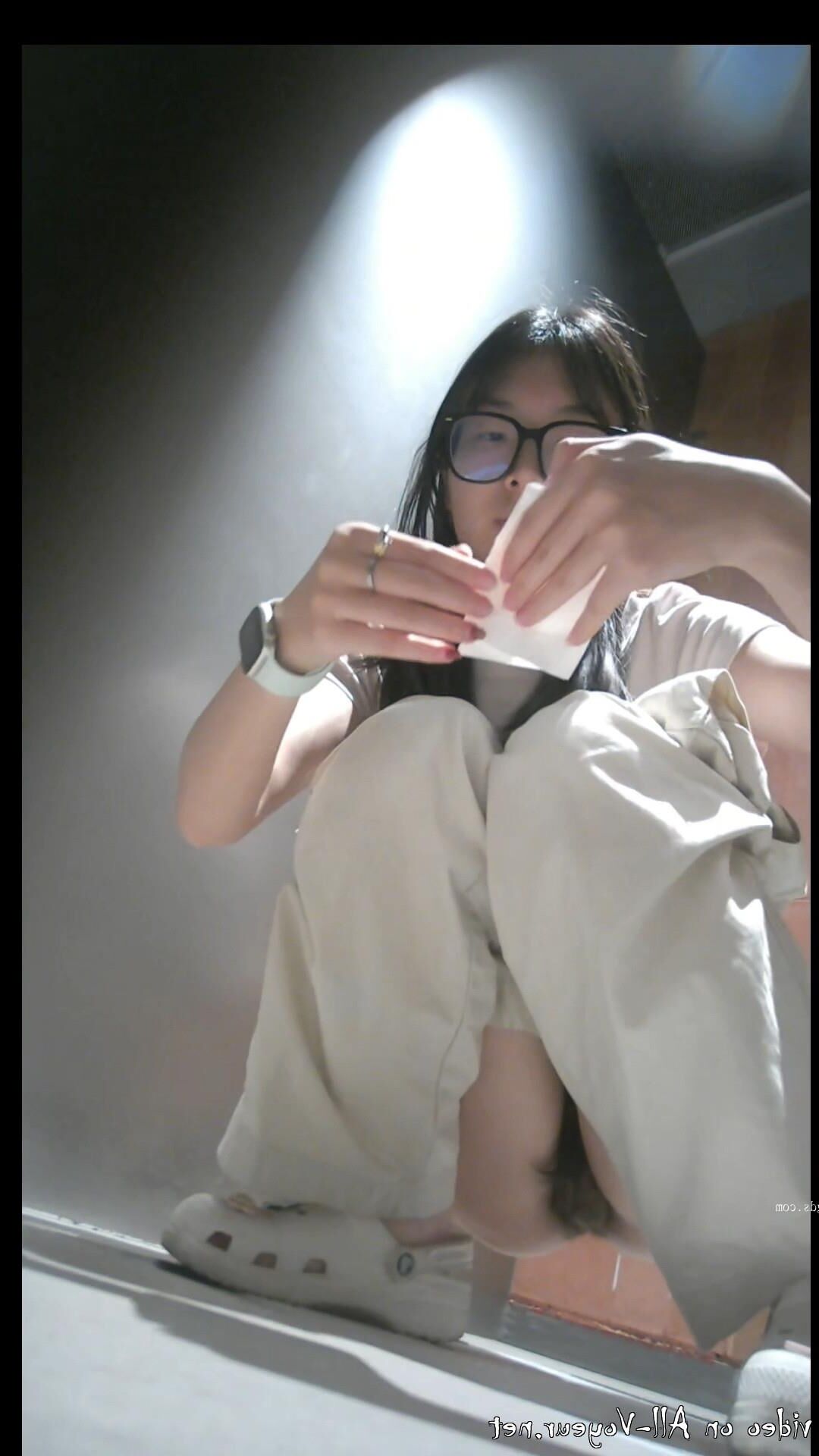 Tir de salle de bain coup panoramique d'une jeune femme pisse
