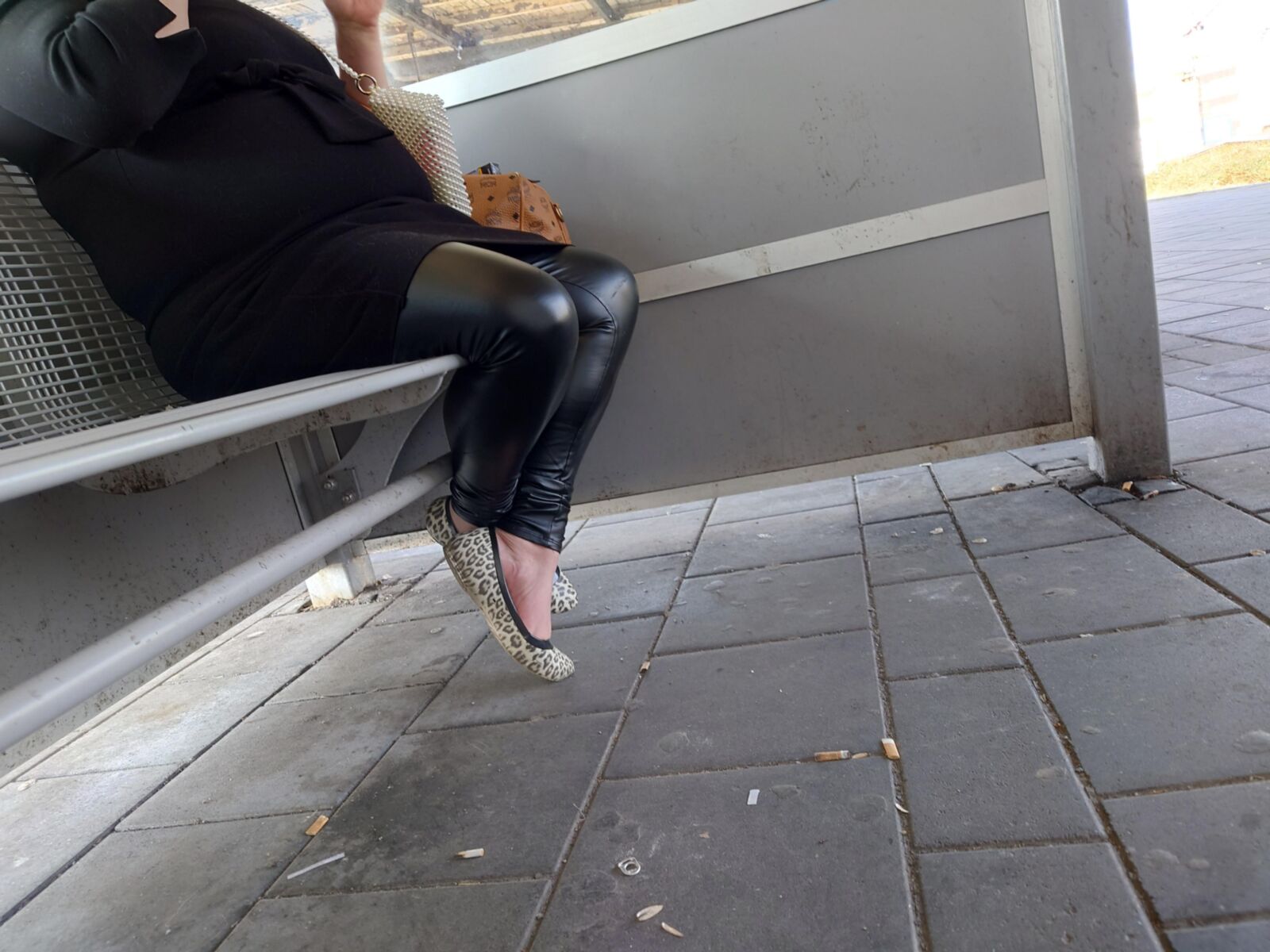 Ghetto salope dans des plats léopard usés