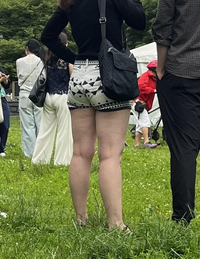 Ela está usando esses shorts com perfeição.