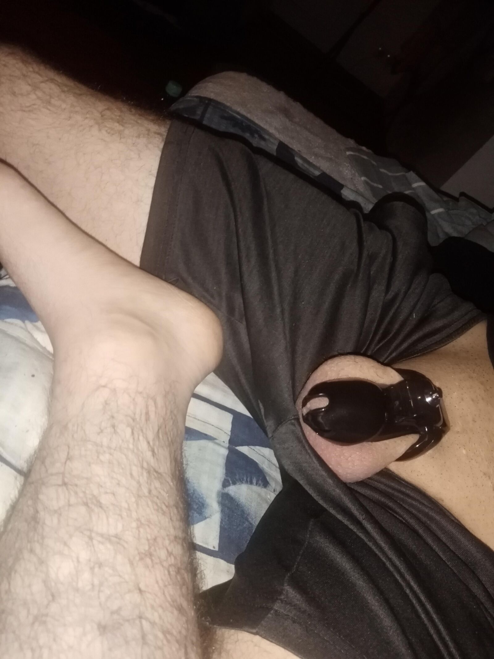 Greg en chasteté et short lisses!