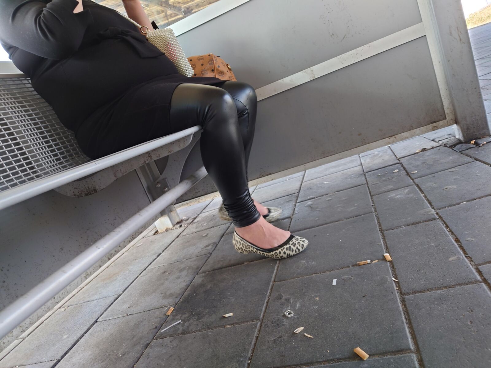 Ghetto salope dans des plats léopard usés