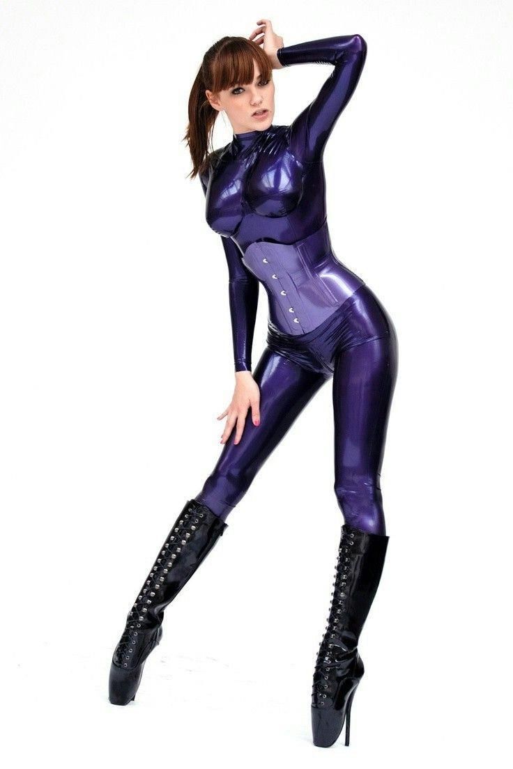 Alexandra Potter Latex e mais não nua