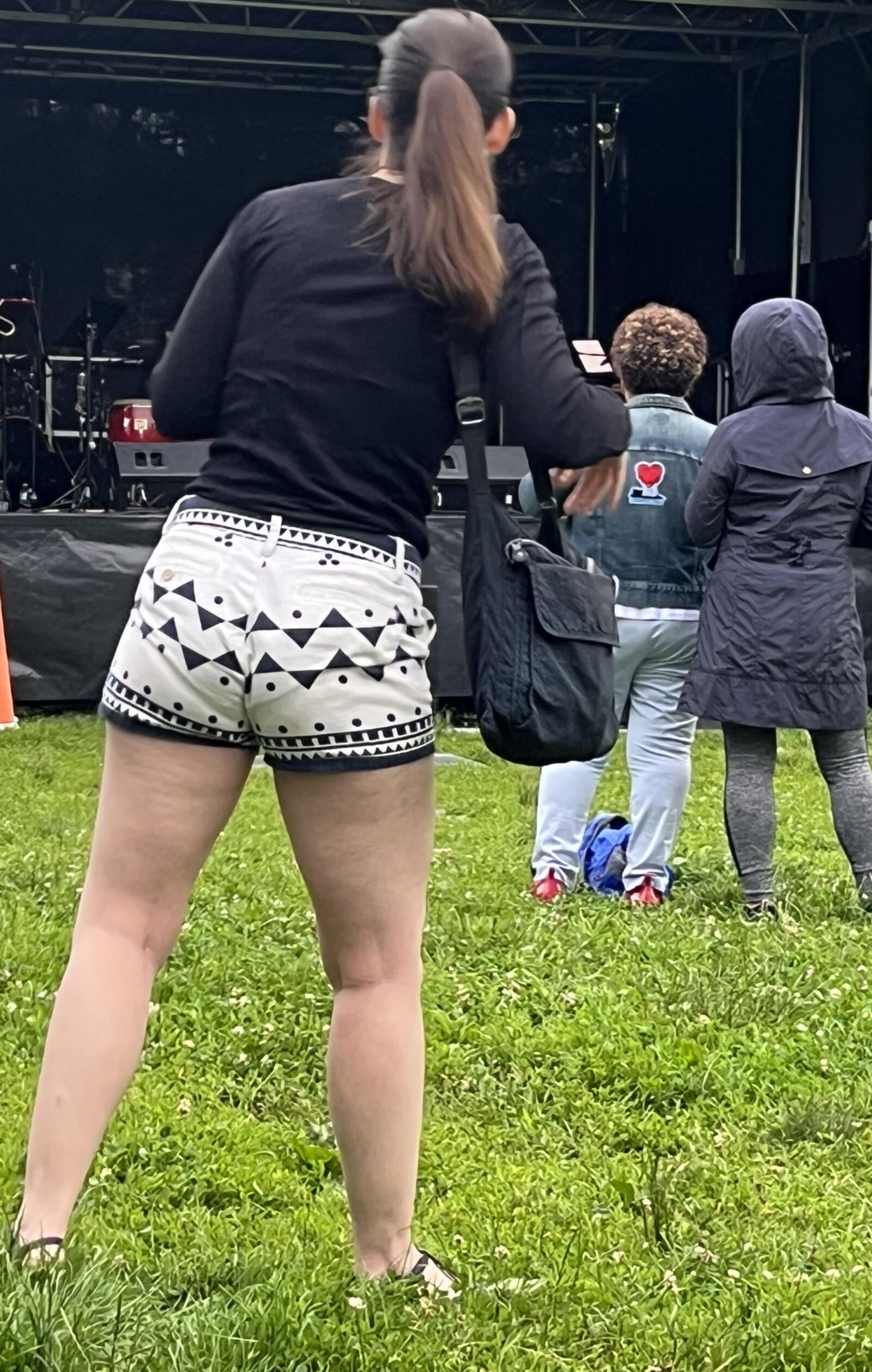 Ela está usando esses shorts com perfeição.