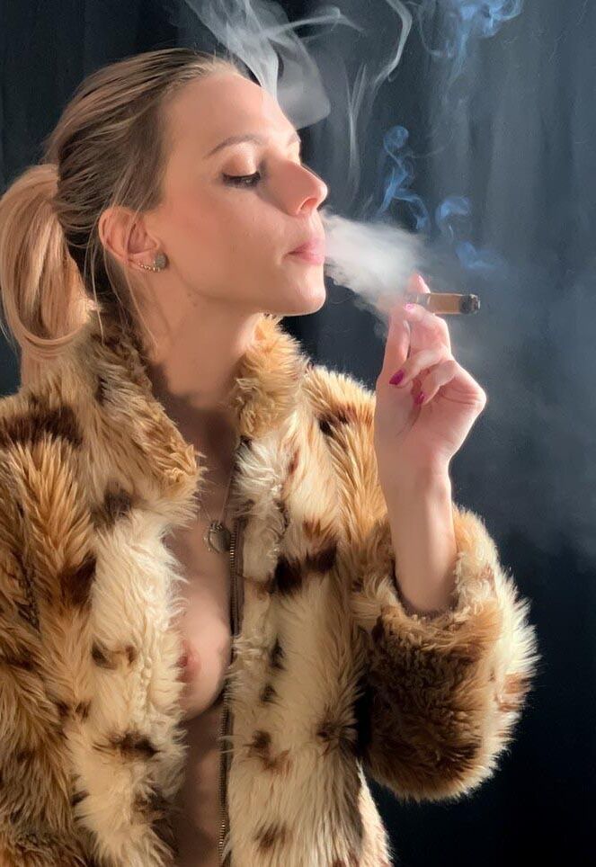 Smoking Girls