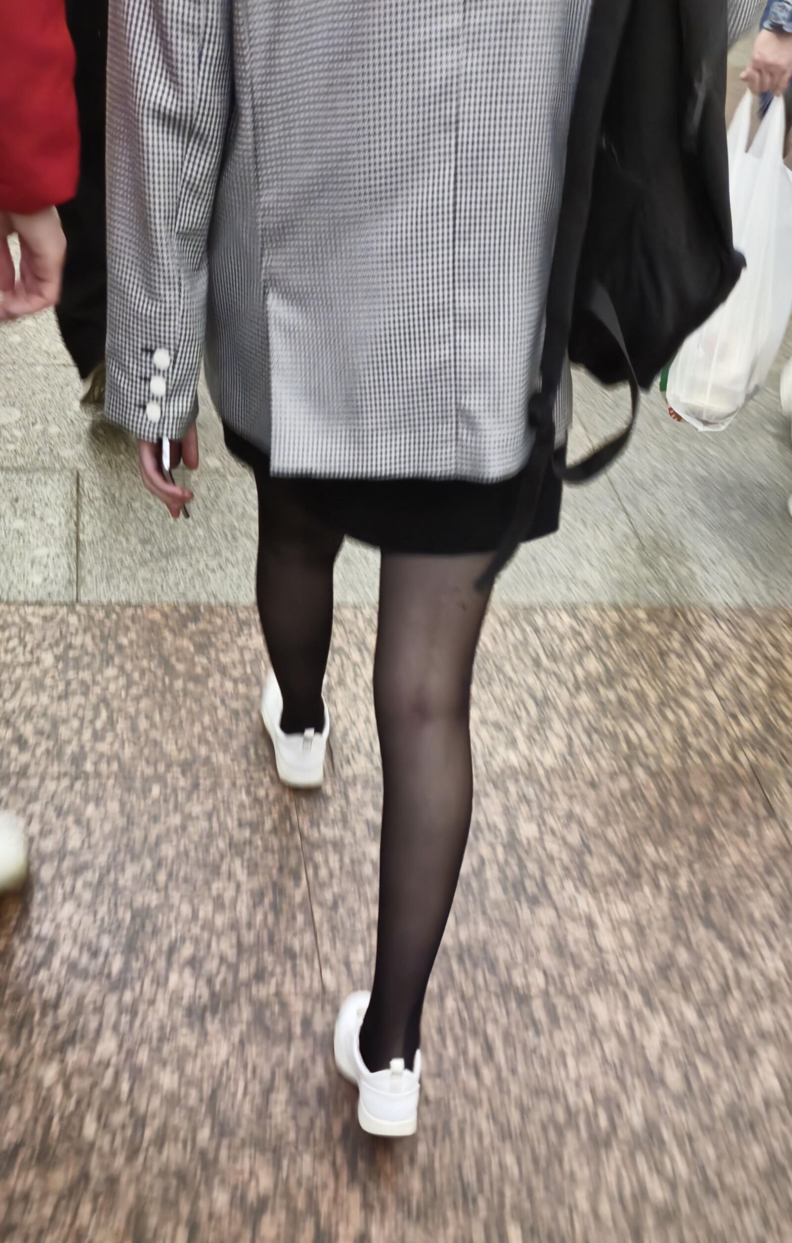 ジャケットとプラックパンストの女の子