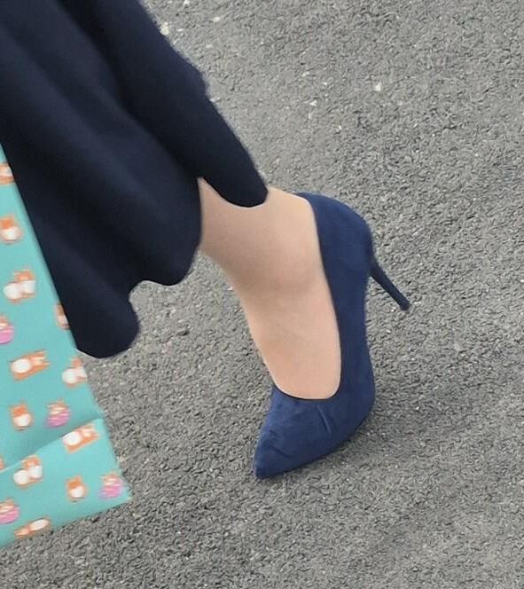 Mulher de salto azul de camurça